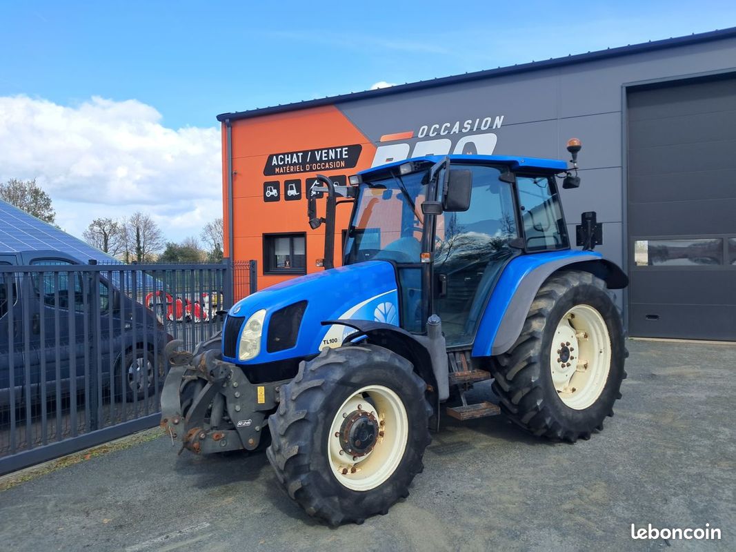 Tracteur devant la façade Occasion-Pro