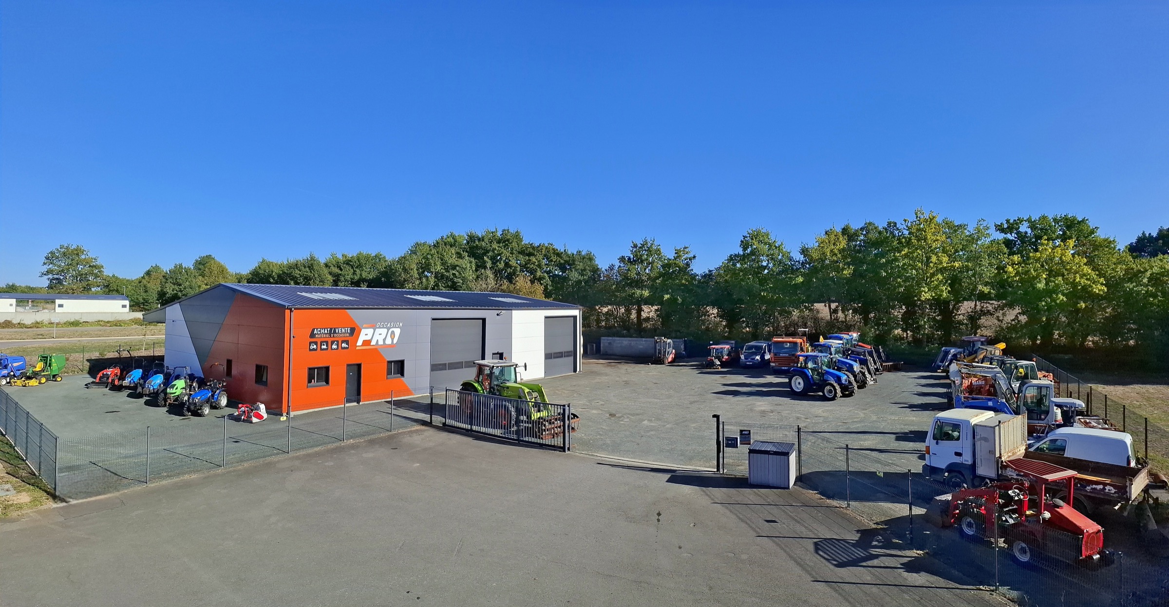 Parc de matériels agricoles devant les locaux Occasion-Pro